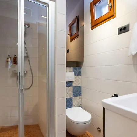 Nauta Peljesac, Mit Whirpool *